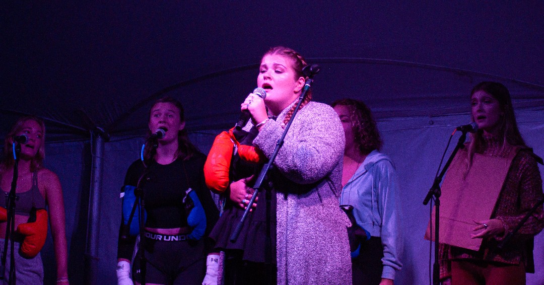 ConnCollege's tweet photo. A cappella is one of Conn's oldest traditions. At #CCFallWeekend, the College's a cappella groups performed for a full house of parents, families, and friends. ππΆ #CamelsDo #ConnColl
πΈ Sebastian Chiquillo β23 https://t.co/l1ZeJfnFTn
