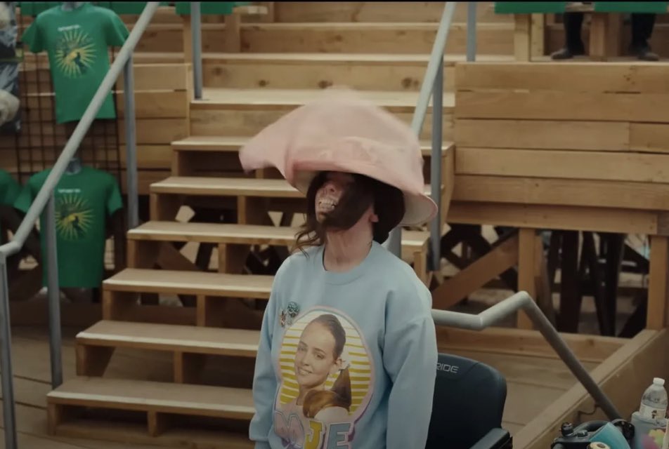 DisMoviePod's tweet image. One of my favourite things about #NopeFilm is the character Mary Jo (Sophia Coto), who was attacked by a chimp, makes an appearance near the end.
A lesser film would have made a huge #ableist reveal of her #FacialDifferences &amp;amp; #wheelchair #DisabilityInMovies #SpookySeason