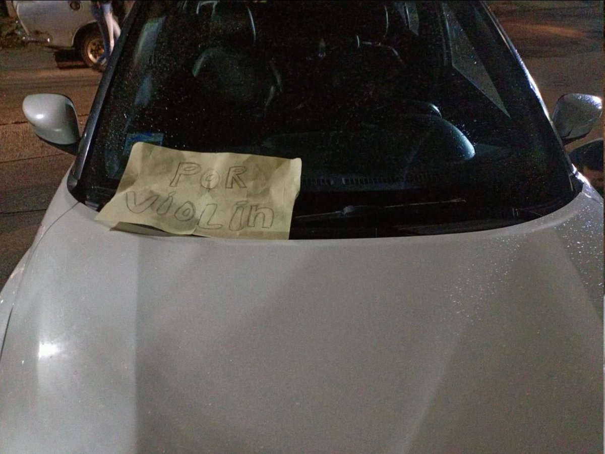 AlondraParraG's tweet photo. Mataron a un profesor del CUCSH en donde dejaron un mensaje que decía “Por Violín”
Automáticamente la universidad sale a condenar los hechos, lo que no hicieron una vez más es condenar todo lo que había pasado antes, se rasgan las vestiduras
🧵 https://t.co/tVMgfUAcbN