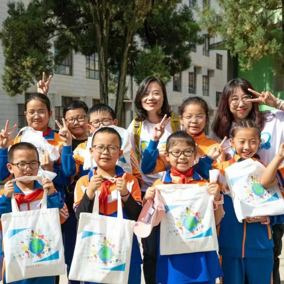 5,300 kids and their families in rural China can now see clearly🤓

The ‘Seeing the Colorful Childhood’ program donated Vision Health Gift Packages across three counties in Yunnan Province &amp; trained 100 local primary school teachers to share ongoing knowledge on vision health