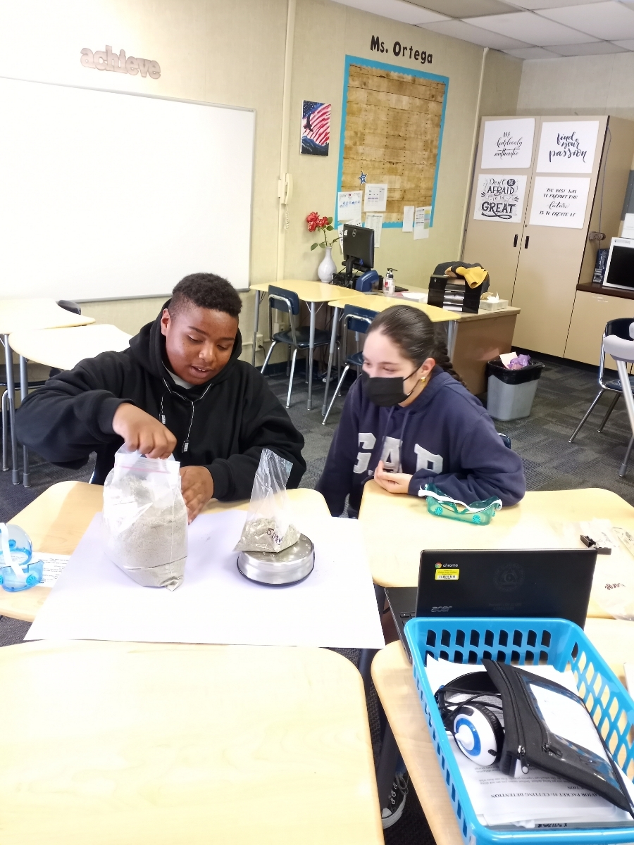 HawksWashington's tweet photo. Middle School hard at work! Science Lab: How can we measure force??? https://t.co/n7qUzkqTsd