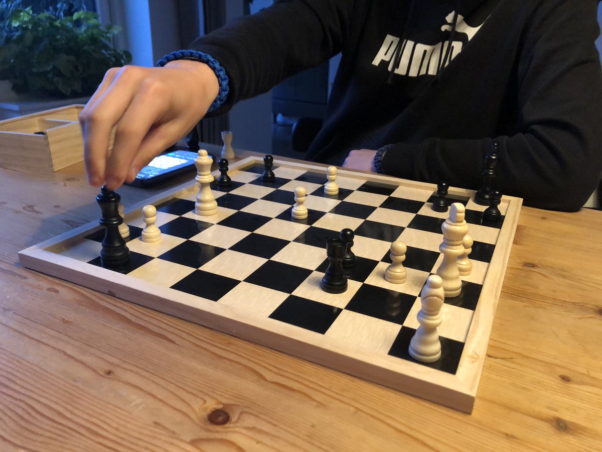 christel033's tweet photo. @Isa_Yusibov Hier probeert iemand driftig tot de oplossing te komen voor hij naar gitaarles gaat. Nog een paar minuten……. Z’n schaakskills zijn ook wat roestig, gezien het stof op het bord https://t.co/GcWhtY0UuD