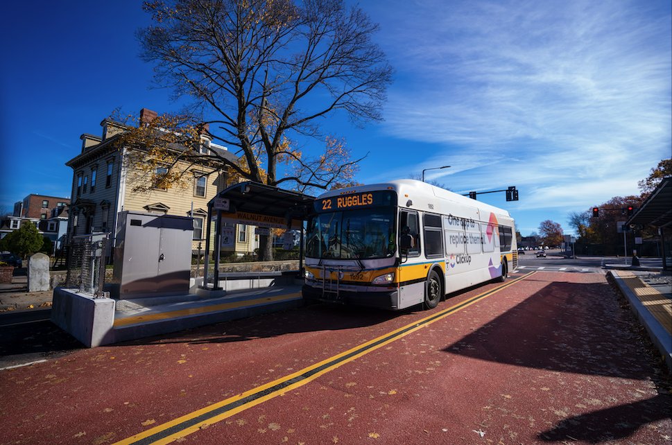 The Columbus Ave. center-running bus lane in @CityOfBoston is an exciting example of how transit priority can ease congestion, reduce air pollution, and move people faster & more reliably! People-oriented streets move cities toward their climate and equity goals #UrbanOctober