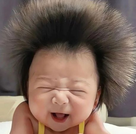 bir yandan telefonla oynayıp bir yandanda  saçımı kurutuyorumdur 
o sırada aynadaki yansımam: