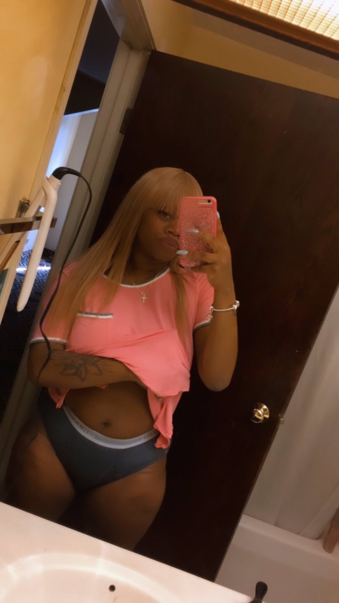 darealmochaa's tweet photo. fresh out of a toxic relationship ready to fuck a real nigga 🥰📸 https://t.co/os1GjHqsqw