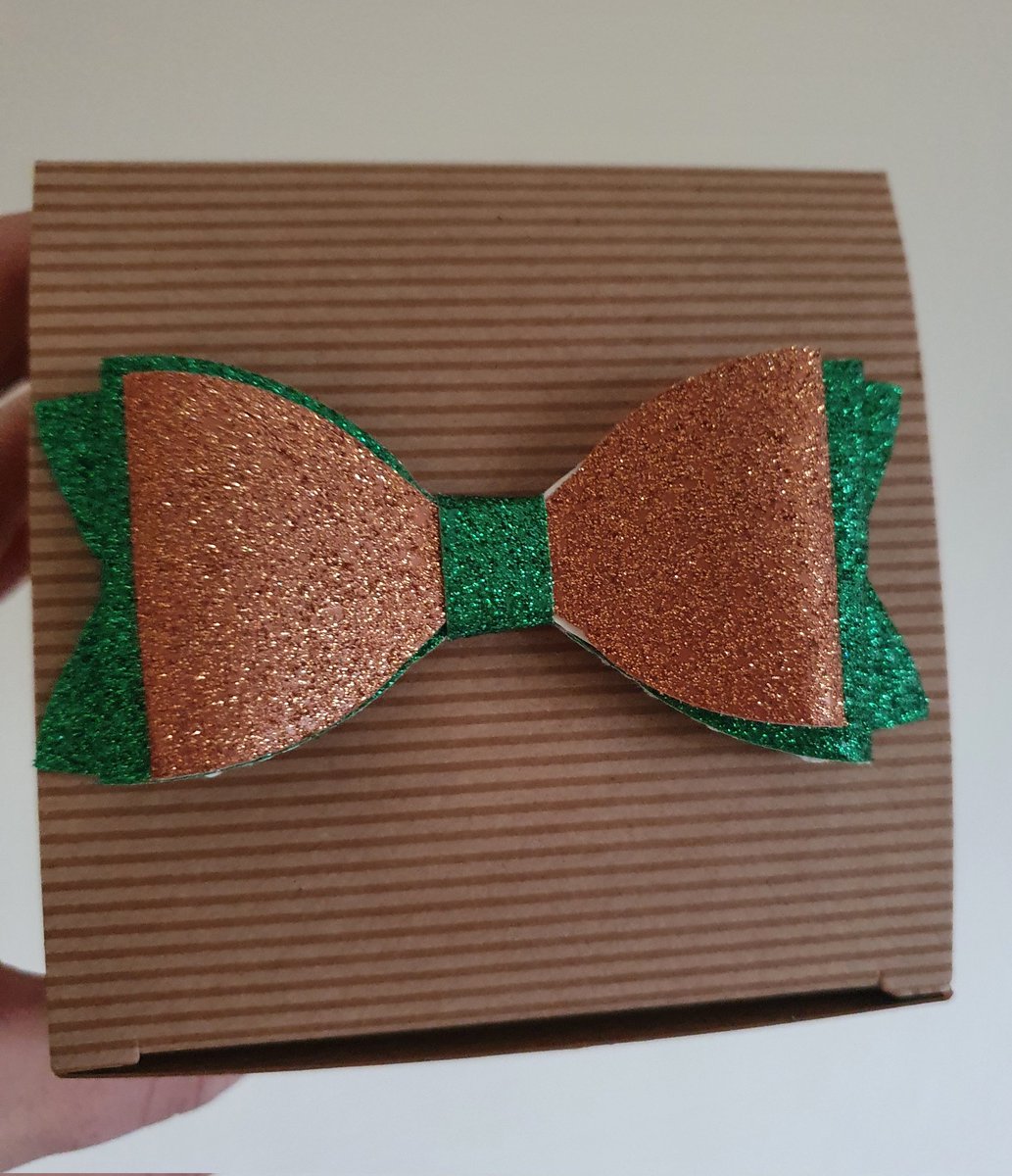 I have upgraded the wax burner boxes today to look alittle more festive

Handmade sparkly bow 

#waxburnerbox #sparklybow #handmade #festivebowbox #waxburner #waxburneruk #HandcraftedInTheUK #christmasprepping