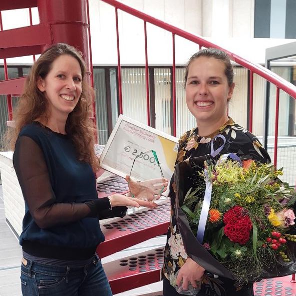 alzheimernl's tweet photo. “Had het niet verwacht, maar heel leuk dat ik heb gewonnen!” 🏆 Dr. Daphne Naessens sleept de allereerste #ProefschriftPrijs in de wacht. Een onderdeel van ons #talentprogramma, waarmee we aantal en kwaliteit van #DementieOnderzoekers vergroten. 💛 https://t.co/l9IfMJV5qE https://t.co/EzAggRkfhx