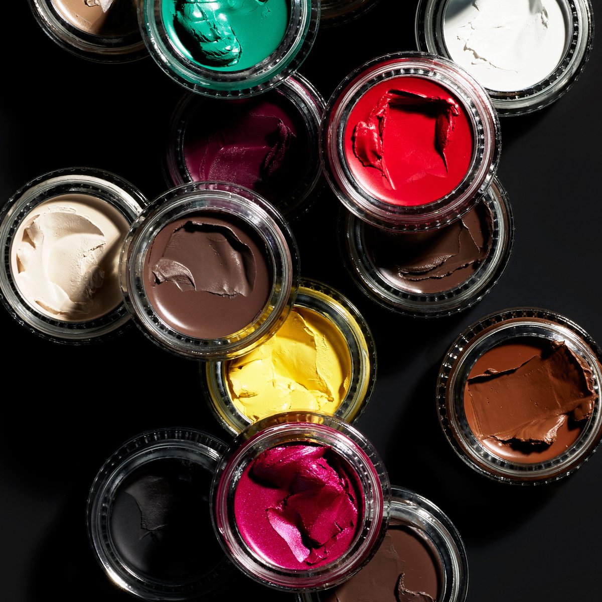 KVDBeauty's tweet photo. INFINITE ARTISTIC POTENTIAL

#SUPERPOMADE FOR LINER + SHADOW + BROW
> MULTI-USE PIGMENTS FOR LIMITLESS LOOKS
> 17 HIGH-INTENSITY SHADES
> WATERPROOF LONG WEAR

Shop now on https://t.co/lgISrLgwuh during our Friends + Family sale for 30% sitewide.

#KVDBEAUTY #KVDxHALLOWEEN https://t.co/oaEtWA01dC