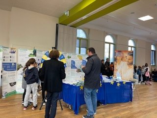 EuropeLimousin's tweet photo. 📸 Retour en images d'une journée à #Guéret à l'occasion de la #FetedelaScience organisée par la FOL 23 et le soutien de @recreasciences !

😀🇪🇺 Belle journée consacrée aux scolaires !

📅Demain après-midi rendez-vous à la médiathèque de Guéret ! https://t.co/3Cc7yD2mqG