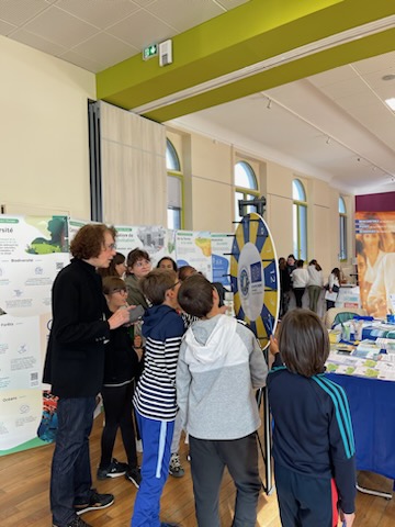 EuropeLimousin's tweet photo. 📸 Retour en images d'une journée à #Guéret à l'occasion de la #FetedelaScience organisée par la FOL 23 et le soutien de @recreasciences !

😀🇪🇺 Belle journée consacrée aux scolaires !

📅Demain après-midi rendez-vous à la médiathèque de Guéret ! https://t.co/3Cc7yD2mqG
