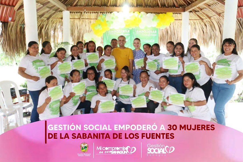 AlcaldiaSahagun's tweet photo. #EmpoderarParaTransformar💪🏻 | Oficina de Gestión Social empoderó a 30 mujeres de la Sabanita de Los Fuentes en el curso formativo de adornos navideños. 
@DavoPastranaS  @kvasquez31 

Más detalles👉🏻https://t.co/93zXgfUeT7 https://t.co/uw5KZaNUZU