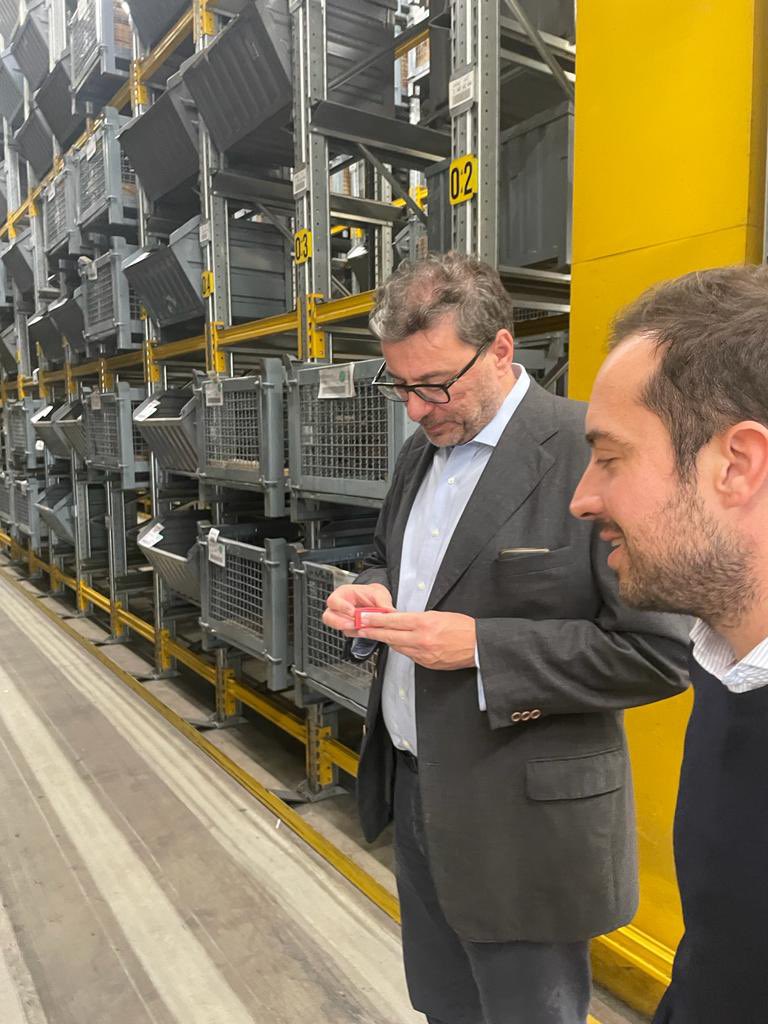 mimit_gov's tweet photo. Il ministro Giorgetti a @Chiaravalli_Spa a Cavaria Con Premezzo “Grande azienda, che continua a crescere con tanti giovani che ci lavorano con passione e che si è sviluppata grazie a tecnologia e innovazione. Una bella storia di #reshoring dalla Germania che merita attenzione” https://t.co/0UrtWlgsgp