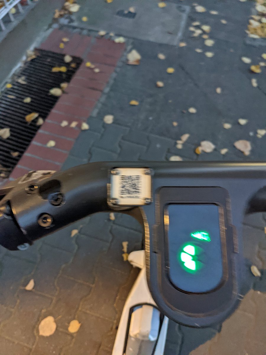 byseebass's tweet photo. @SenUMVKBerlin @limebike @_LimeAID totale Blockierung des Fußwegs!! Ätzend, dass man diesen Dingen immer ausweichen muss. Sogar ohne Nummernschild! @BerlinNkl ich bitte um geregelte Abstellplätze! #Neukoelln #berlin #escooter https://t.co/C3W91oK9rQ