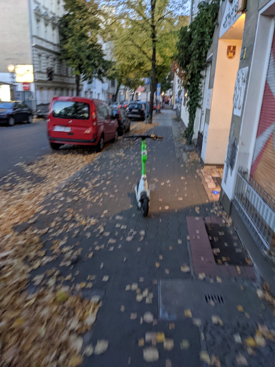 byseebass's tweet photo. @SenUMVKBerlin @limebike @_LimeAID totale Blockierung des Fußwegs!! Ätzend, dass man diesen Dingen immer ausweichen muss. Sogar ohne Nummernschild! @BerlinNkl ich bitte um geregelte Abstellplätze! #Neukoelln #berlin #escooter https://t.co/C3W91oK9rQ