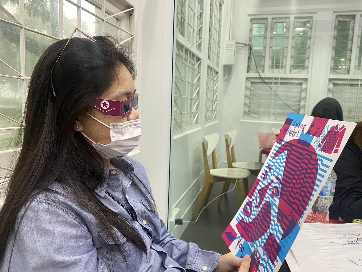 2w3esign's tweet photo. ใช้แว่นดูงานจะเห็นตัวตนของผู้หญิงคนนั้น เราตั้งใจใช้สีฟ้าชมพู เพื่อมาเล่นกับแว่นสามมิติแต่เราใช้เลนสีฟ้าทั้ง2ด้าน https://t.co/xkpNPHNNm7
