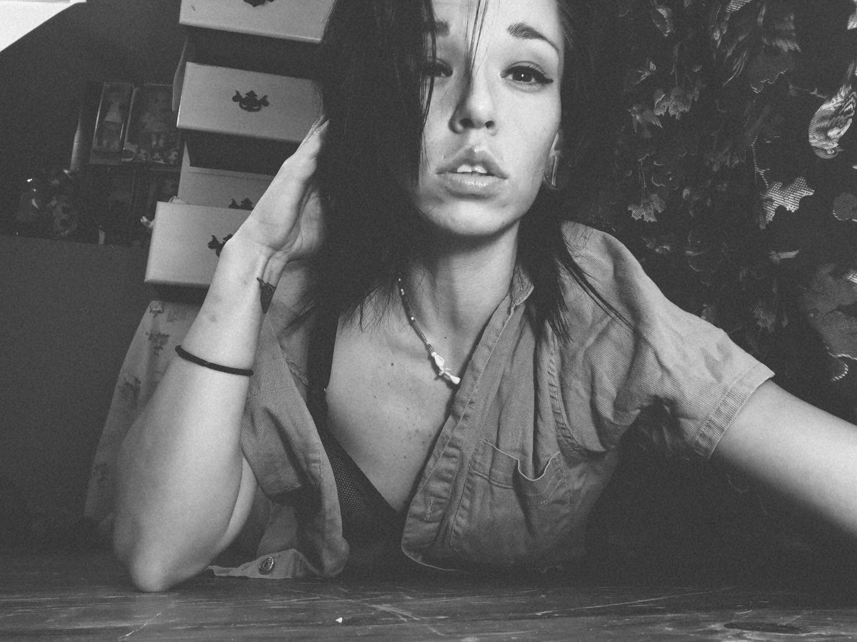 LilBittyKitty2's tweet photo. Undress me with your eyes 🤤 
#onlyfansgirl https://t.co/Y8snFiBZ3N https://t.co/MVc5lodokN