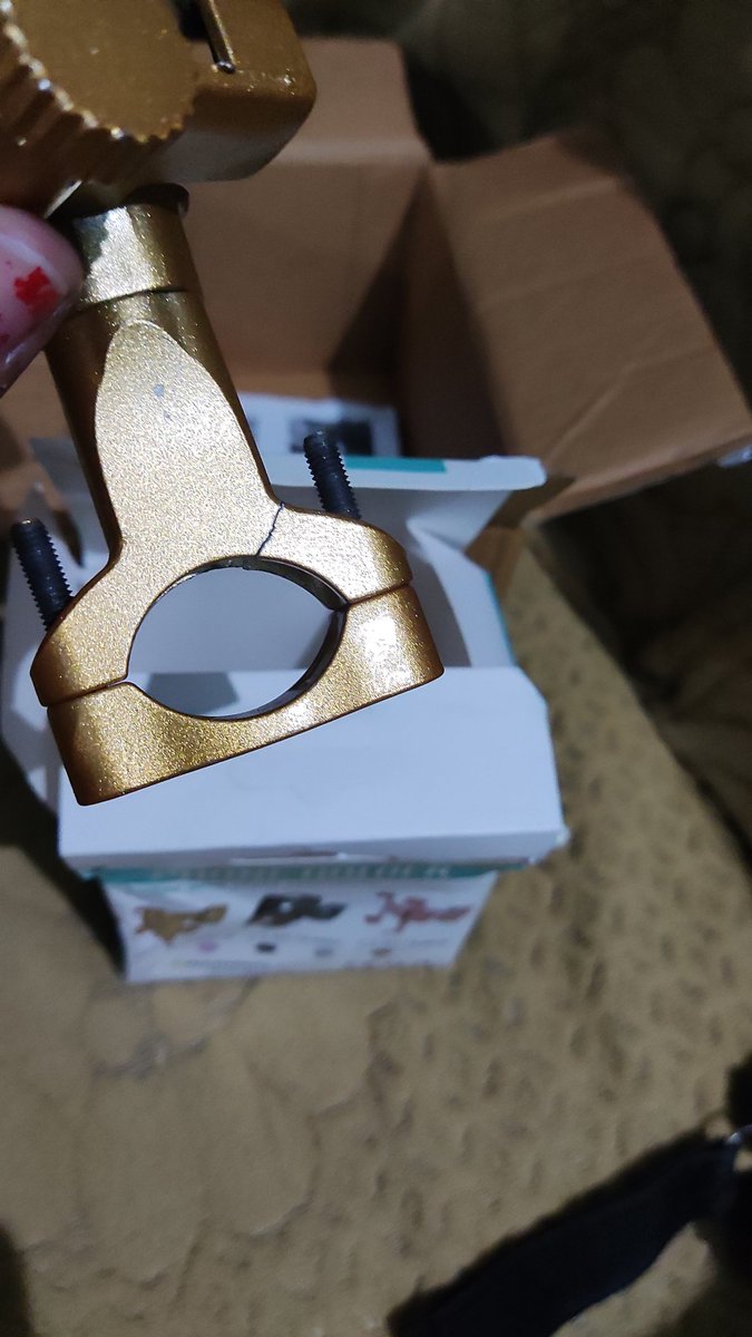 Anchordeepak43's tweet image. I have ordered black colour mobile holder but I received the product in golden colour &amp;amp; it was also damaged.
So I returned it but when the delivery guy come to he denied to collect it bcz it was in black colour and told me contact @amazon @amazonIN customer service. #RIPAmazon