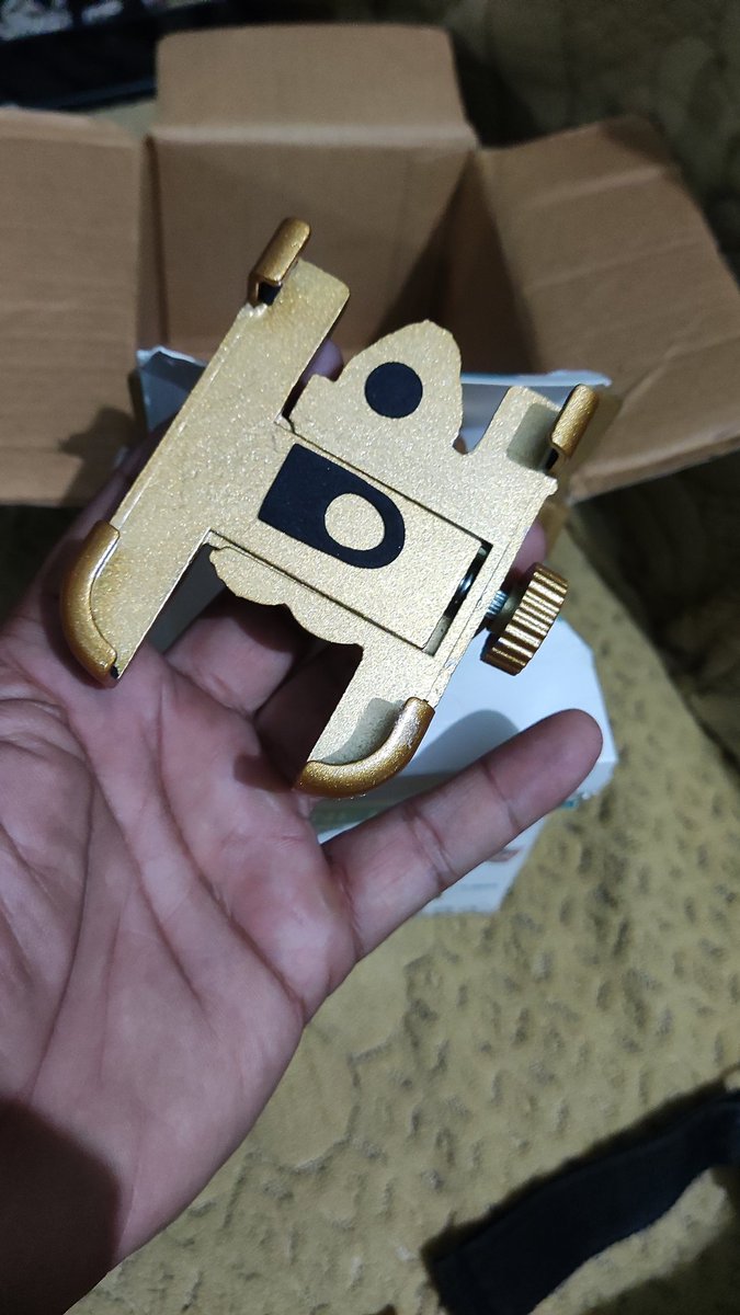 Anchordeepak43's tweet image. I have ordered black colour mobile holder but I received the product in golden colour &amp;amp; it was also damaged.
So I returned it but when the delivery guy come to he denied to collect it bcz it was in black colour and told me contact @amazon @amazonIN customer service. #RIPAmazon