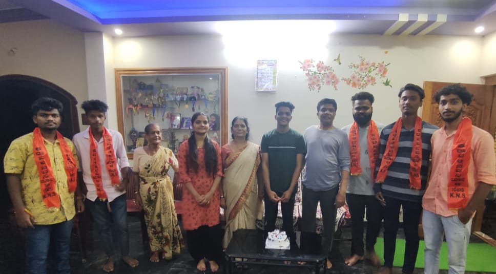 knsoffice's tweet photo. The members of #KNS Fecilitated Prajat Anand Naik,who has created a new record by dancing on his own without training in dance school and gaining more than 1 lakh 19 thousand subscribers on YouTube across the country and winning an Silver Creator award at the international level. https://t.co/rYHWhBM827