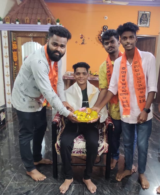 knsoffice's tweet photo. The members of #KNS Fecilitated Prajat Anand Naik,who has created a new record by dancing on his own without training in dance school and gaining more than 1 lakh 19 thousand subscribers on YouTube across the country and winning an Silver Creator award at the international level. https://t.co/rYHWhBM827