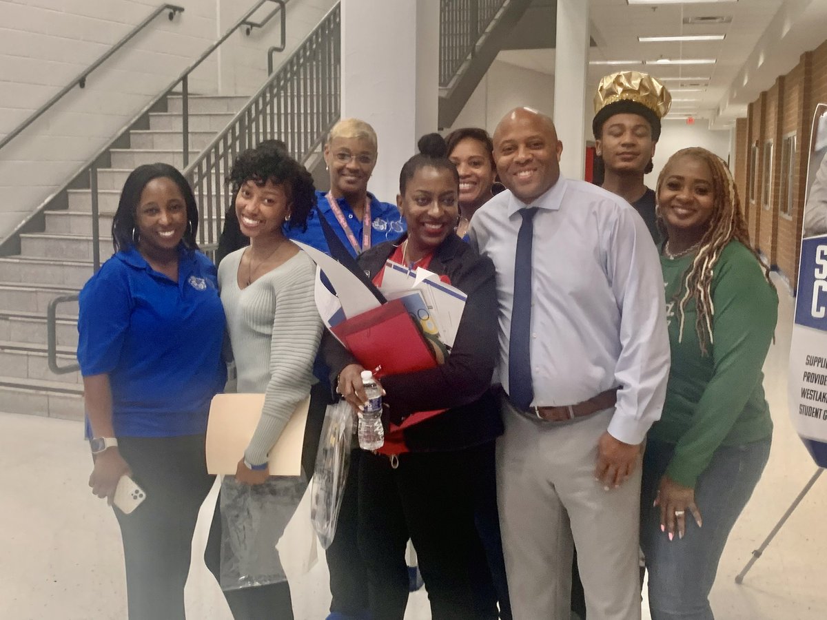 Nikpik02's tweet photo. South Fulton College Probe Fair hosted at Westlake High School! Counseling Unity💙 @whsdenkeepers https://t.co/jSa8DHpeXB