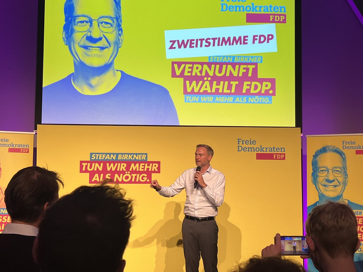 RonnyWildhage's tweet photo. Bin jetzt bei der Abschlussfeier der FDP gelandet. Passiert wenig spannendes. Jemand sollte mal n Fenster aufmachen, wird Stickig und zu Warm.

Außerdem streiten sich gerade zwei junge Leute mit einem Mann, dessen Hemd eindeutig zu weit aufgeknöpft ist. https://t.co/S2mR3ZDDiZ