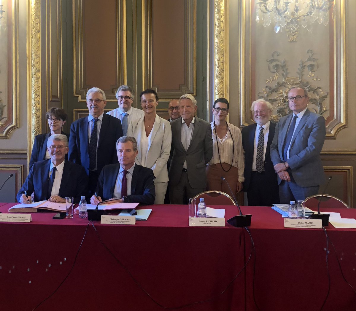 Laure-Agnès Caradec (@lacaradec) on Twitter photo 🚄Nous avançons sur la Ligne Nouvelle Provence Côte d’Azur
📆Retour sur le comité de pilotage de cette semaine sur la LNPCA où je représentais <a href="/MartineVassal/">Martine Vassal</a>
➡️Signature de la convention relative au financement de la LNPCA <a href="/Prefet13/">Préfet de la région Provence-Alpes-Côte d'Azur</a> <a href="/SNCFReseau/">SNCF Réseau</a> 🚄Nous avançons sur la Ligne Nouvelle Provence Côte d’Azur
📆Retour sur le comité de pilotage de cette semaine sur la LNPCA où je représentais <a href="/MartineVassal/">Martine Vassal</a>
➡️Signature de la convention relative au financement de la LNPCA <a href="/Prefet13/">Préfet de la région Provence-Alpes-Côte d'Azur</a> <a href="/SNCFReseau/">SNCF Réseau</a>