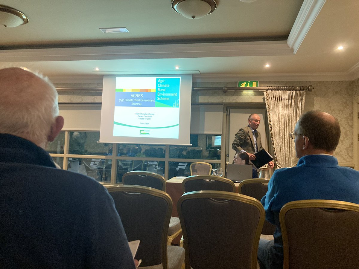 TeagascCrops's tweet photo. Good meeting last night in Athy  outlining the options for tillage farmers in the new ACRES scheme. Really need to read the details on all options before deciding which to take up. 👍 https://t.co/YGjTqRUOWX