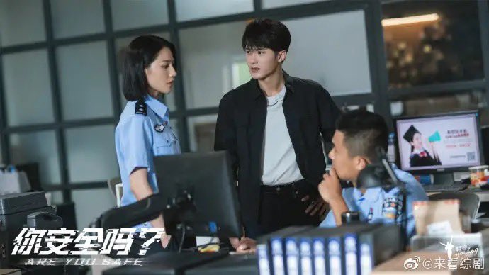 Sandia_Lab's tweet photo. Estoy viendo este drama “Are you safe?” y me parece muy interesante!! 
Toca un montón de cuestiones de seguridad cibernética muy muy cotidianas, lidiamos con estos problemas todos los días. Me parece importante que la gente sepa de todas las estafas y cómo cuidar nuestros datos. https://t.co/JU2vRtjd4b