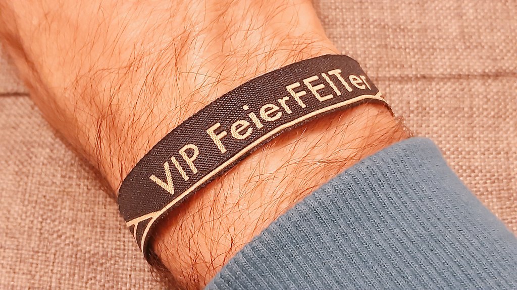 MMagdowski's tweet photo. Wenn die Studies einem für die Erstie-Party ein VIP-Bändchen geben, hat man als Dozent vermutlich nicht allzu viel verkehrt gemacht.
#FaRaFEIT #FEITnight #FeierFEITer https://t.co/jiGzNfyKam