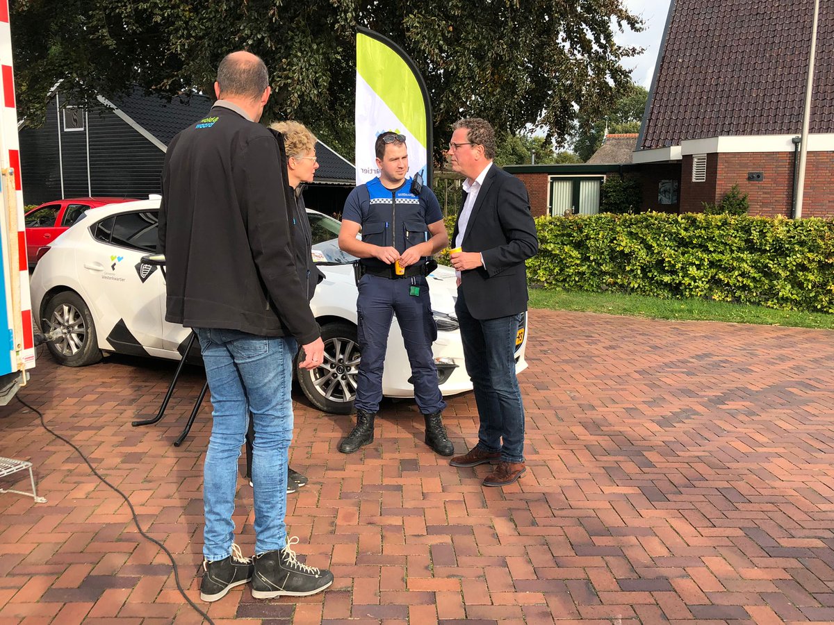 HansHaze1's tweet photo. Mooie gesprekken gevoerd met zeer betrokken medewerkers van Politie, Brandweer, Boa's, de Schans, @WoldWaard en @burgernet_grn. Dit jaar's thema is veilig wonen, zie op onderstaande website wanneer de karavaan bij u in de buurt is.
@GemWkwartier #Opende
https://t.co/L8wX7EagnF https://t.co/jIzfLDFdWl