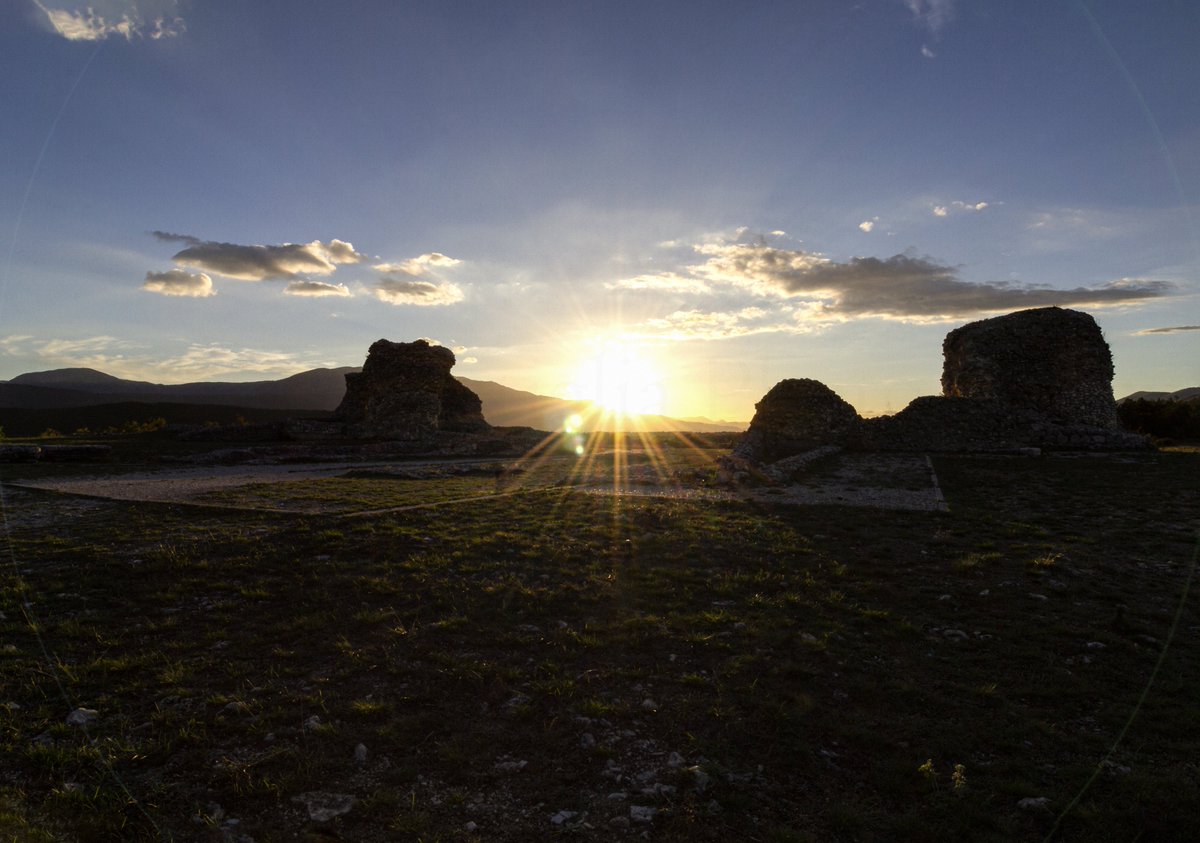 rocaphotography's tweet photo. #Sunset #Sunsets #Archaeology area #Peltuinum #PrataDAnsidonia #sanpiodellecamere #abruzzo #Italy #longexposition #photooftheday #picoftheday #octobersun #October2022 #landscapephotography #canon #canonphotography #photography #italianphotography #robertocastigliaphotography https://t.co/pnIoDflxxk