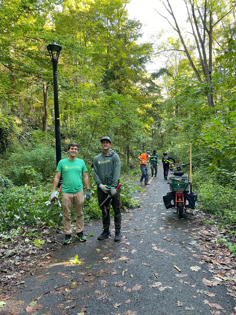 On Thursday, DDOT, <a href="/DOEE_DC/">Department of Energy & Environment</a>, and <a href="/WABATrailRanger/">WABA Trail Rangers</a> spent the morning on the Klingle Valley Trail. We trimmed vegetation back from the edge of the trail to prevent future damage to the trail surface. Thank you to all of our partners who help keep our trails safe and enjoyable!