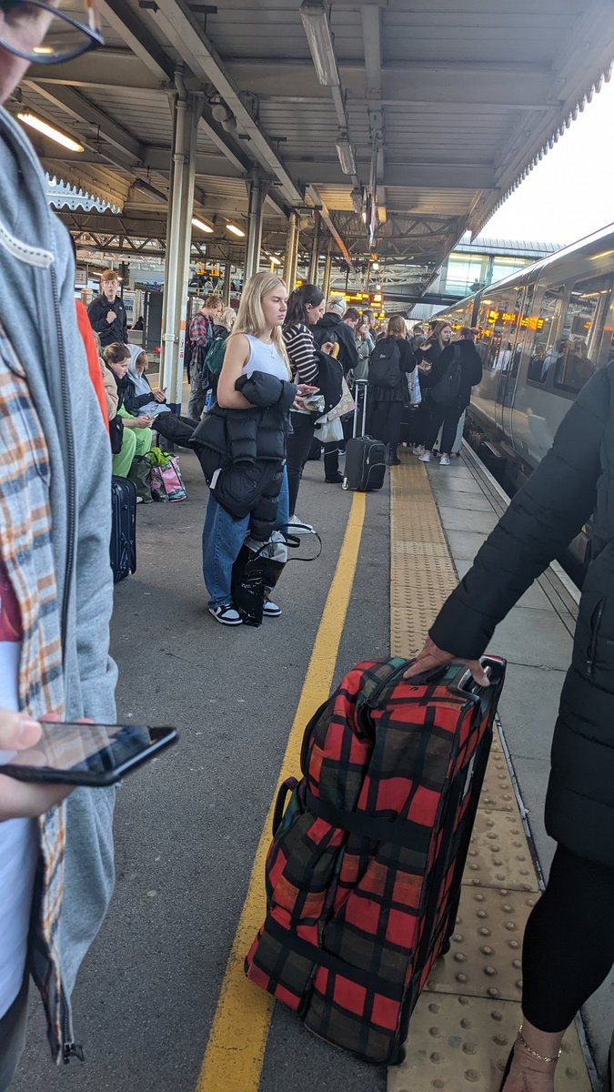 meli_moo's tweet photo. Dear @TPEassist, how come when your 18:11 Sheffield-Cleethorpes arrived at the platform 25 minutes early, we're all still stood on the platform like lemmings waiting for you to kindly open the doors? https://t.co/5zfvBx9MIg