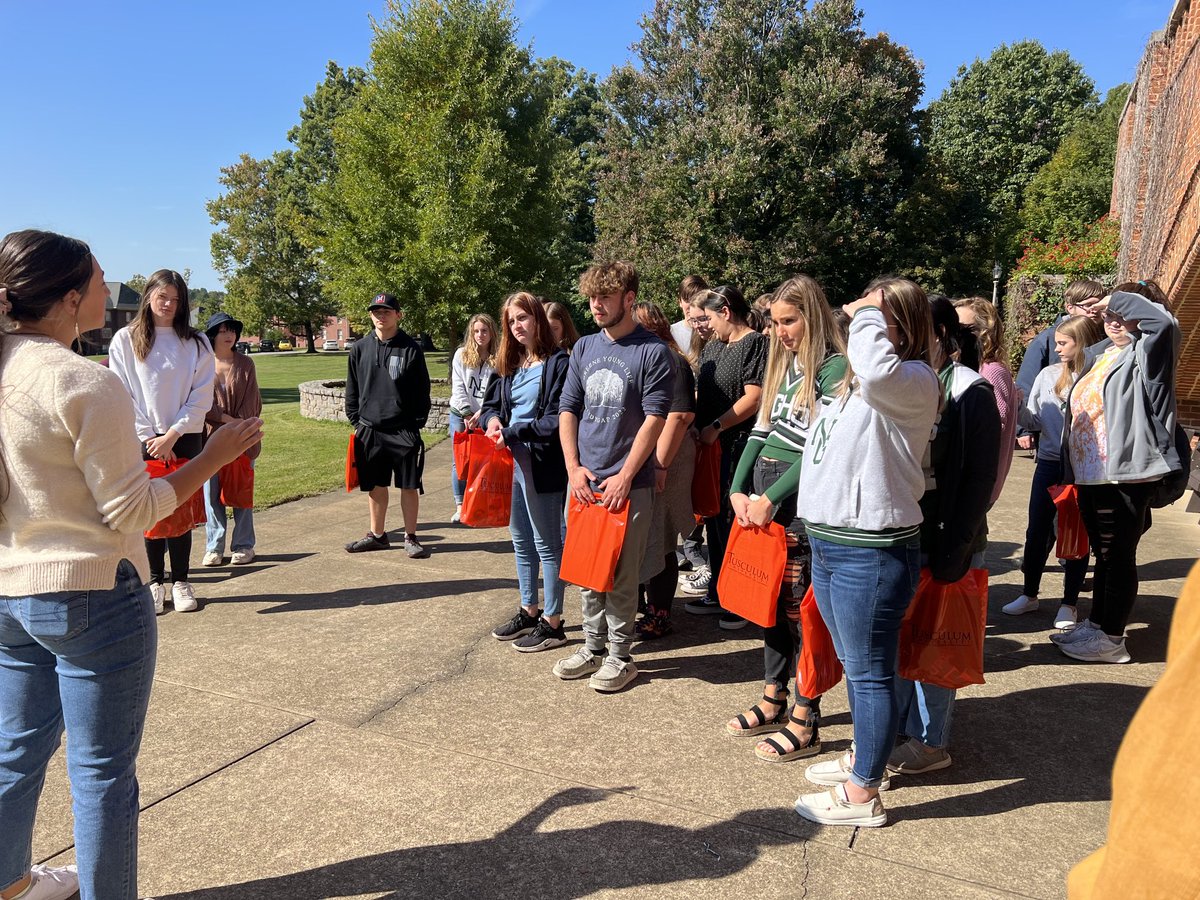 okstalnaker's tweet photo. North Greene High School students visit Tusculum University today. We were greeted by the president of the University, Dr. Scott Hummel!⁦@GreeneCoSch⁩ ⁦@Tusculum_Univ⁩ https://t.co/SWvxF3g27C