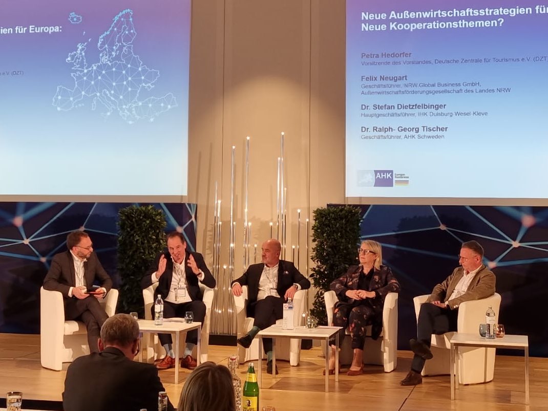 NeugartFelix's tweet photo. Intensiver Austausch zur Zukunft der #Aussenwirtschaft in schwierigen Zeiten: Auf der #AHKEuropakonferenz2022 wurden Potenziale und Herausforderungen bei Schlüsselthemen wie #Diversifizierung, #Resilienz oder #Europäisierung deutlich - „food for thought“ auch für uns in #NRW! https://t.co/wBs5uuk2cd