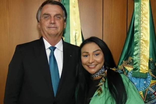Deputada que apoia Bolsonaro é acusada de usar Fundão para harmonização facial. A tenente e deputada eleita Silvia Waiãpi é acusada pelo MP de usar fundão eleitoral para fazer harmonização facial. Leia na coluna de @guilherme_amado: cutt.ly/nBp42Rm