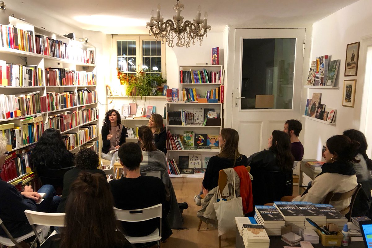 Presentación de Bajamar en Berlín. Con su autora, @AroaMD, y @Mariarayas 📚(falta @rutenca)