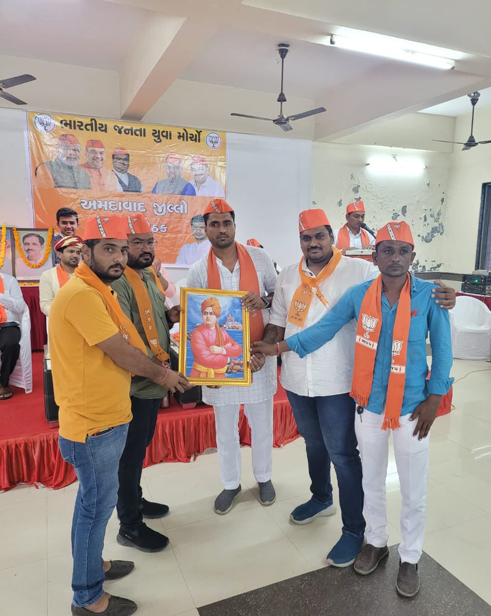 Randhirsinhbjp's tweet photo. આજ રોજ આગામી કાર્યક્રમ અંતર્ગત અમદાવાદ જિલ્લા યુવા મોરચા ની બૃહદ બેઠક સાણંદ ખાતે મળી. રાષ્ટ્રીય યુવા મોરચા ના મહામંત્રી શ્રી@rohit_chahal જી , ગુજરાત પ્રદેશ યુવા મોરચ��� અધ્યક્ષ @DrPrashantkorat જી  ઉપસ્થિત રહી માર્ગદર્શન આપ્યું.@pradipsinhbjp @HarshadGiriBJP @BJYM4Gujarat https://t.co/eFy7j8uHPJ
