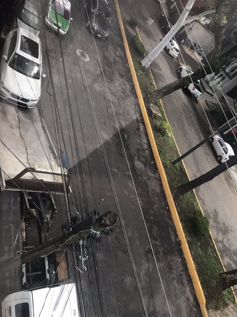 Mela_748's tweet photo. @VialidadXalapa  lo curioso es que en la otra parada nunca se llevan los autos solo de este lado de araucarias @ssptransitover https://t.co/5NAoqIMns8