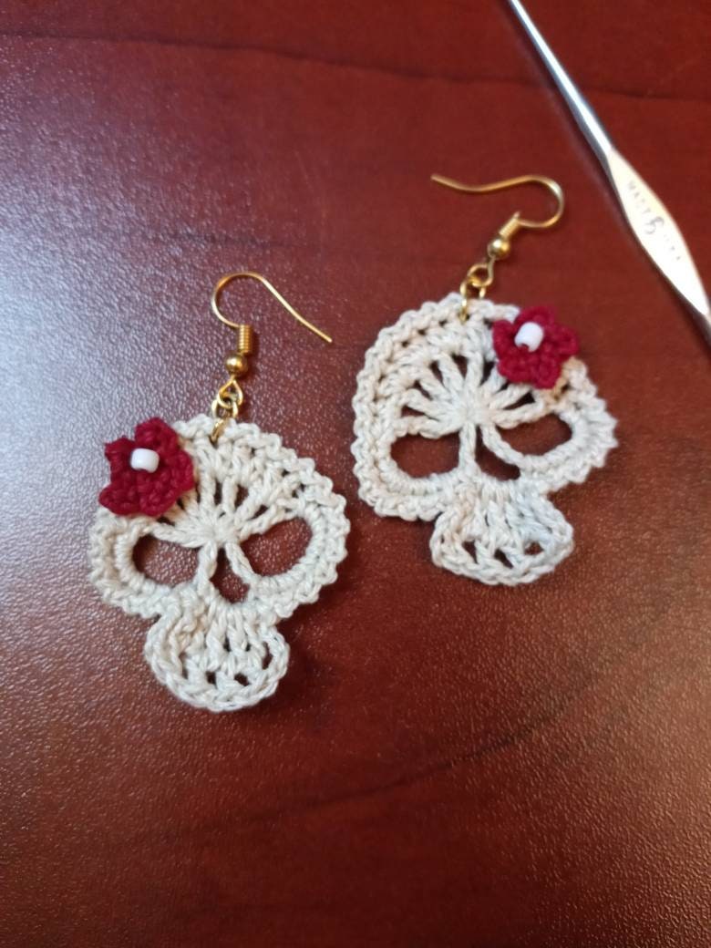 DuffneyBirdBarn's tweet photo. #etsy shop: Crocheted Skull Earrings with Red Flower https://t.co/igyA2vK9tU #sugarskull #halloween #crochet #earring #flower #flowers #cottonthread #glassseedbeads #duffneysbirdbarn https://t.co/MhYLRksi12