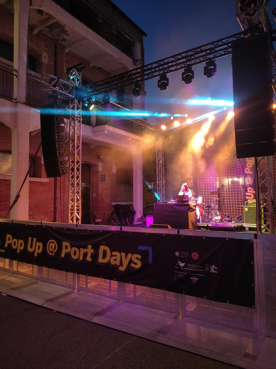 radiocafoscari's tweet photo. Comincia Pop up @ Port Days con il dj set di @matimegapare ! 

Se non puoi venire dal vivo ascoltaci in diretta su https://t.co/GUmU5t9yiO 

#cafoscari #portdays #venezia https://t.co/6d80zhAGNy