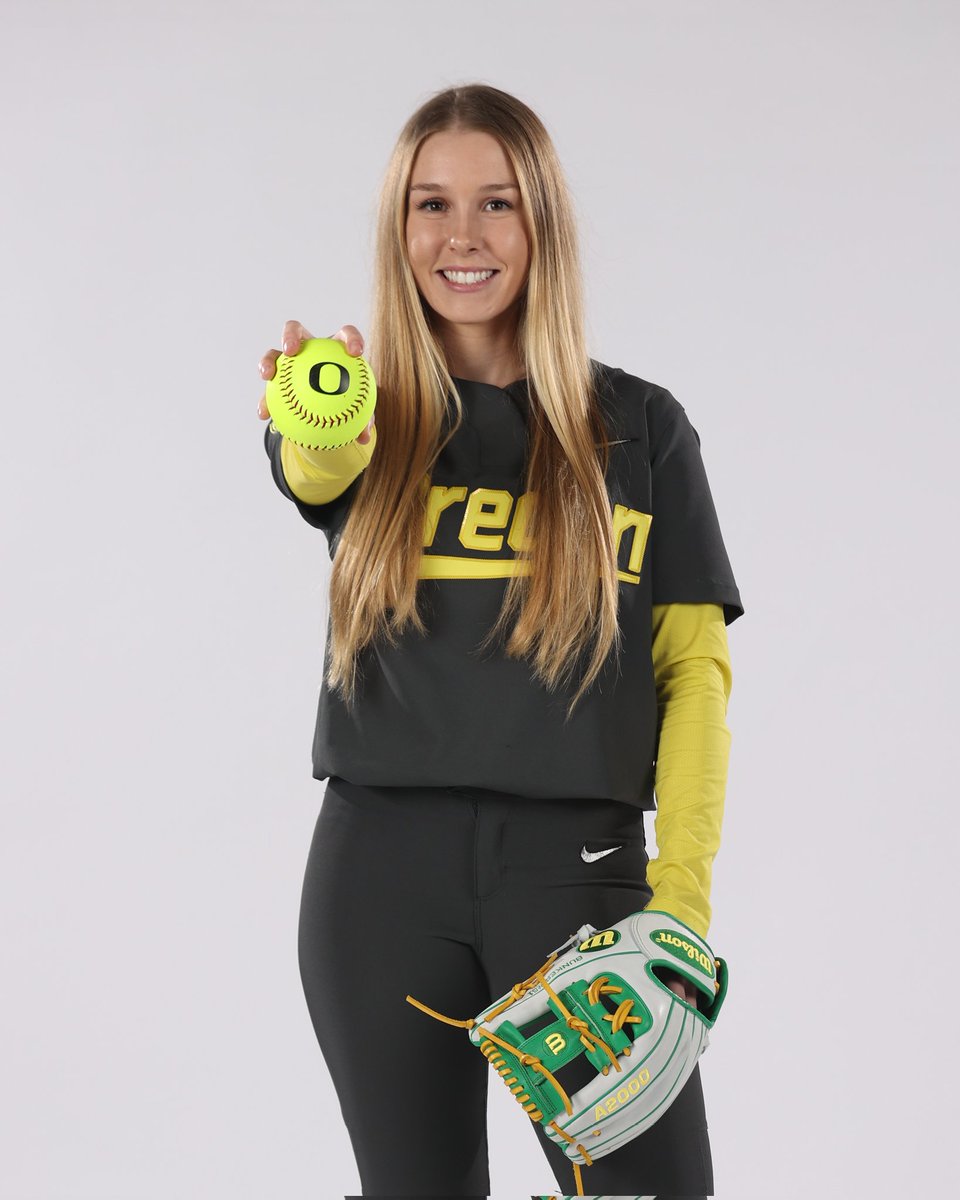 OregonSB's tweet photo. 5th time's a Charm 🤩

Happy Birthday to our Super Senior @Allee_Bunker🎂 🎉

#GoDucks | #Version5 https://t.co/Txo9C67jQB