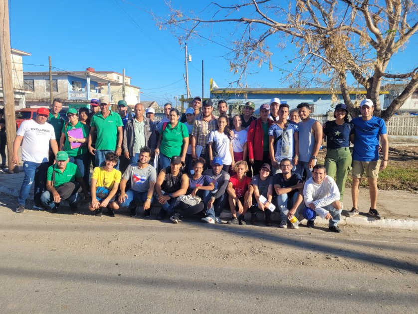 RainerSM13's tweet photo. Un placer y un orgullo trabajar junto a este equipazo en la recuperación del poblado La Coloma, Pinar del Río; seriamente afectado por el huracán #Ian . 
#LaGuerrilla #FuerzaPinarDelRío  #FEUCUBA #AlmaCujae💚 https://t.co/arN7s4GTqE