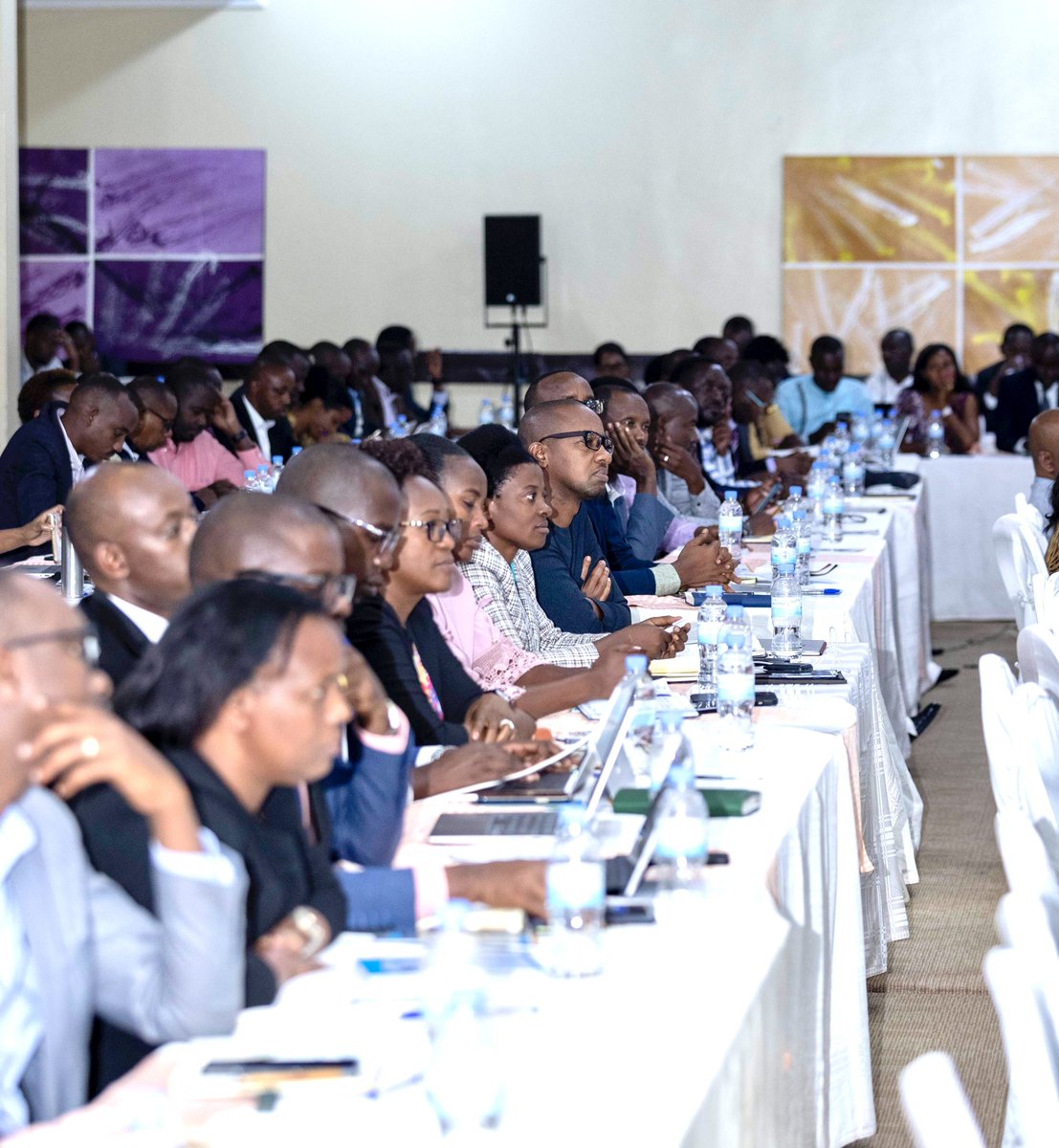 rbarwanda's tweet photo. Kuri uyu wa Gatanu i Nyamata mu Karere ka Bugesera, Minisitiri w’Intebe, @EdNgirente yayoboye inama ihuza inzego z'ubutegetsi bwite bwa Leta n'izegerejwe abaturage, harebwa ku kunoza imikorere n'imikoranire mu kwihutisha ishyirwa mu bikorwa rya gahunda za guverinoma.#RBAAmakuru https://t.co/7HBwmWgMZu
