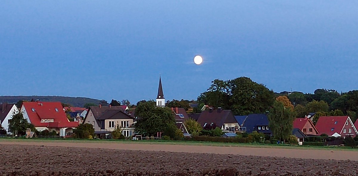 Heute Abend auf der Lohe. Kirche ist frisch gestrichen 🤗