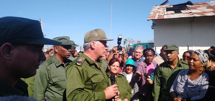 🇨🇺Llega hasta la comunidad El Paradero el Presidente del Consejo de Defensa Nacional  dónde conoce de primera mano los problemas que hoy existen en esta comunidad. "Ha sido duro y serán días difíciles pero, se  atenderán el total de las familias"
#SanJuanyMartínez 
#FuerzaPinar