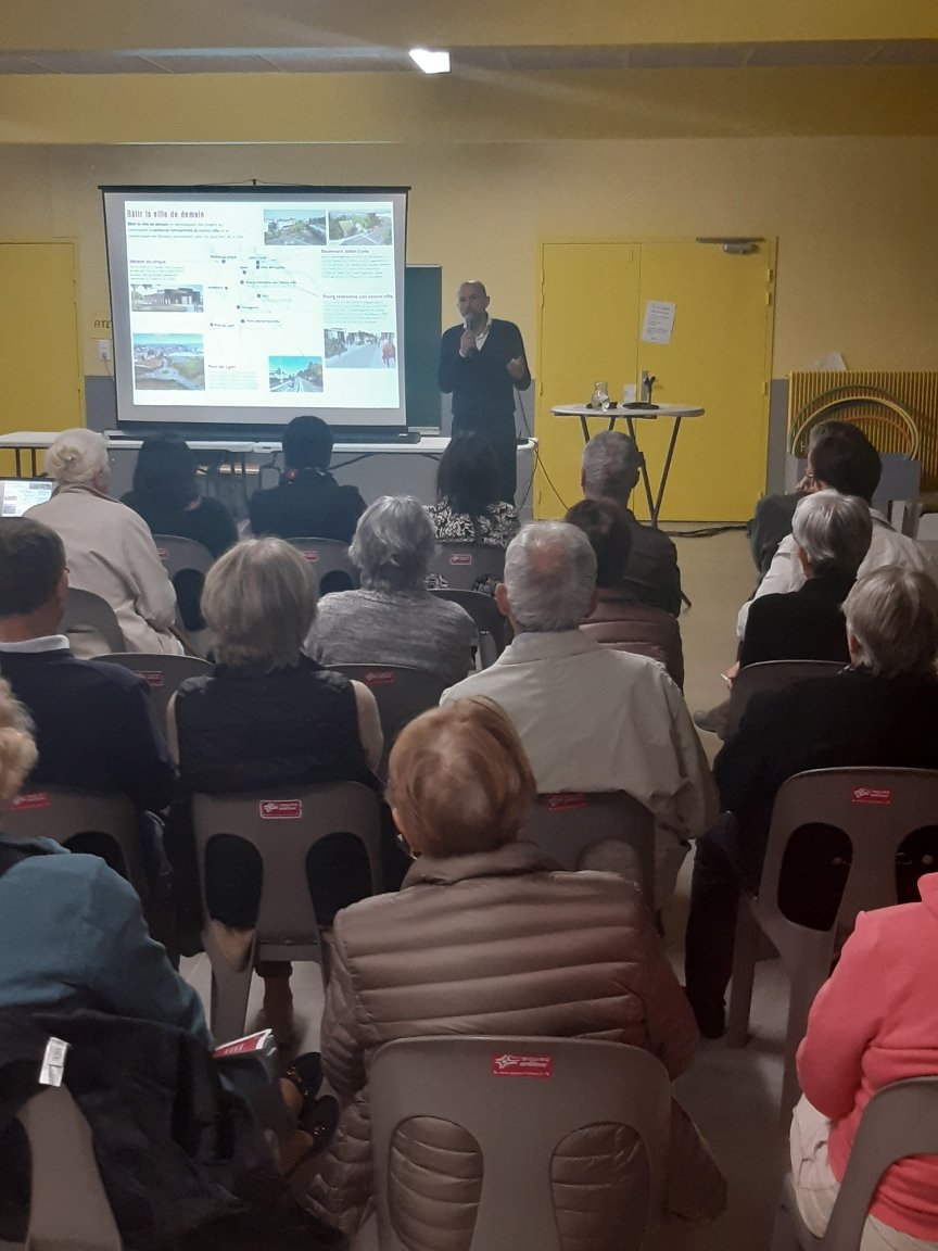 IsabelleMaistre's tweet image. Quinzaine citoyenne @Bourg_en_Bresse : @JFDebat et son équipe à la rencontre des habitants en porte à porte et en réunion publique ce soir à l'Alagnier ! #Proximité @SebGueraud @AlexaCortinovis @nmariadassou