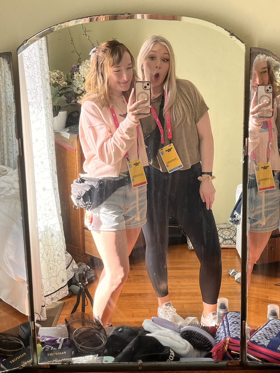 CarlaaCoffee's tweet photo. The sisters are ready! @ItsBambzi first con!!! https://t.co/jaTRPFd3YX