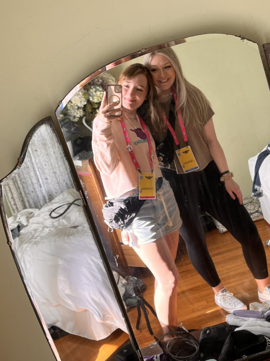 CarlaaCoffee's tweet photo. The sisters are ready! @ItsBambzi first con!!! https://t.co/jaTRPFd3YX